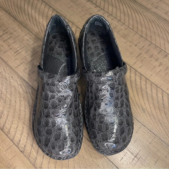 B.O.C Born Comfort Womens Size US 7 Clogs Shoes Embossed Croc Reptile Grey boc - Picture 3 of 13